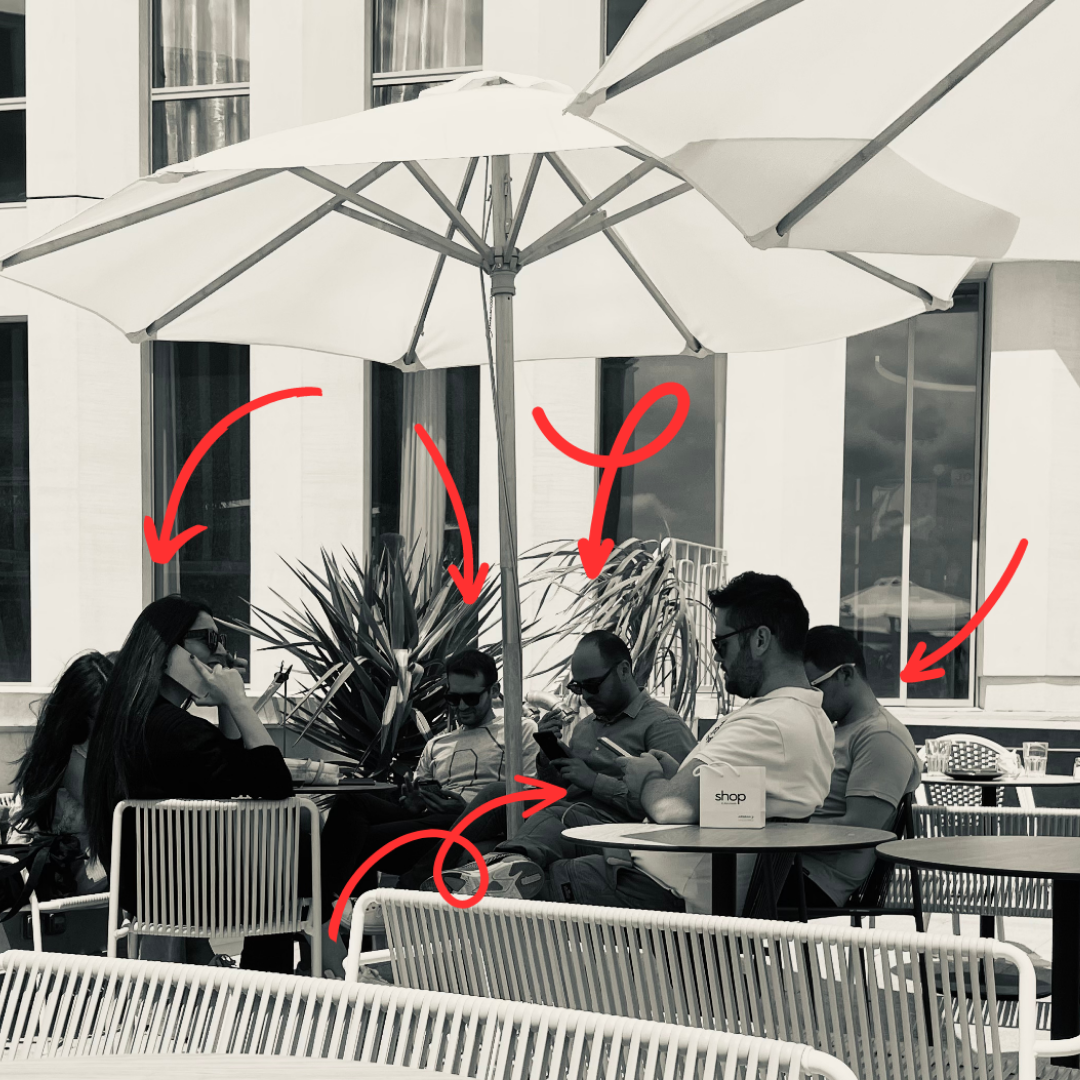 La déconnexion est ici décrite par photo prise en terrasse illustrant l'hyper-connexion d'un groupe d'amis tous sur leurs téléphone.