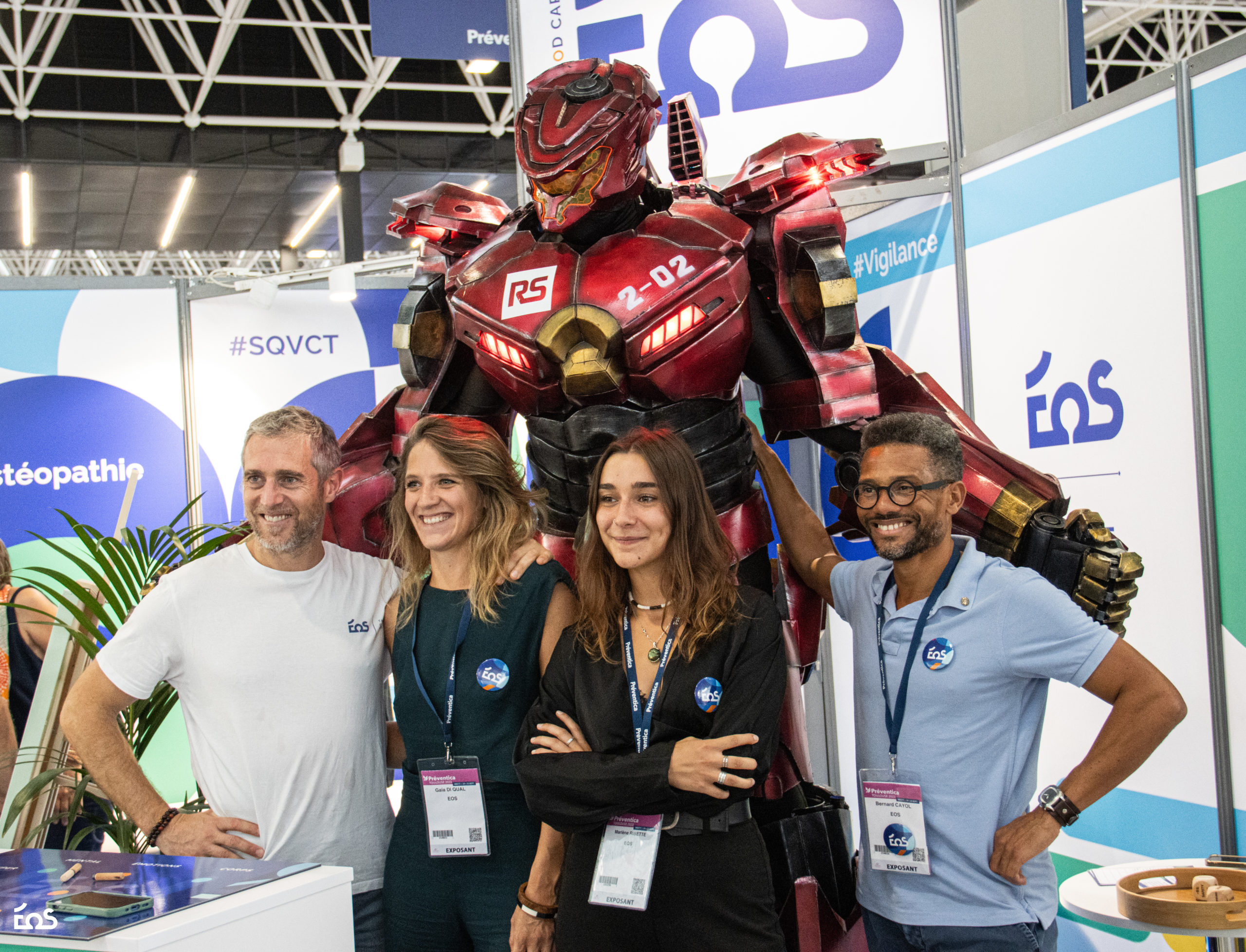 La team EOS pose devant son stand au salon Préventica Toulouse 2023